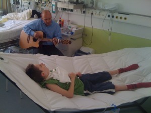Rainer spielt für Ihn Gitarre und Noah entspannt in seiner Hängematte