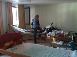 Noahs Zimmer in Ingelheim. Er in der Hängematte mit Cara zu Besuch
